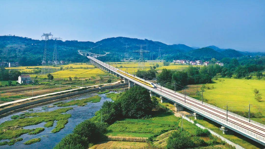 中国最新高铁，远离尘嚣，探索自然美景的旅程